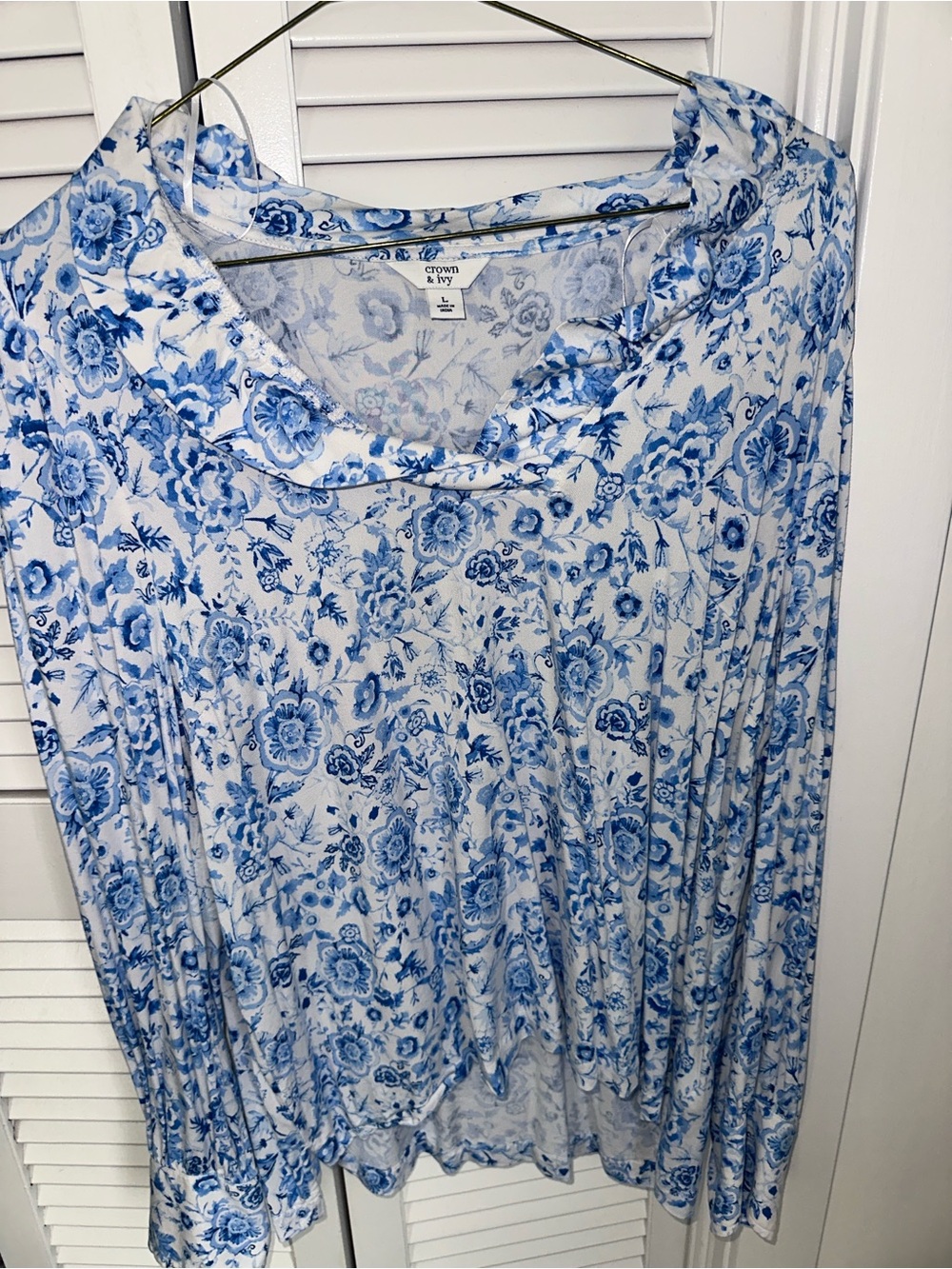 crown & ivy White Top with Blue Floral Print